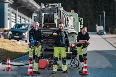 Kies absaugen in München mit Saugbagger auf dem Flachdach